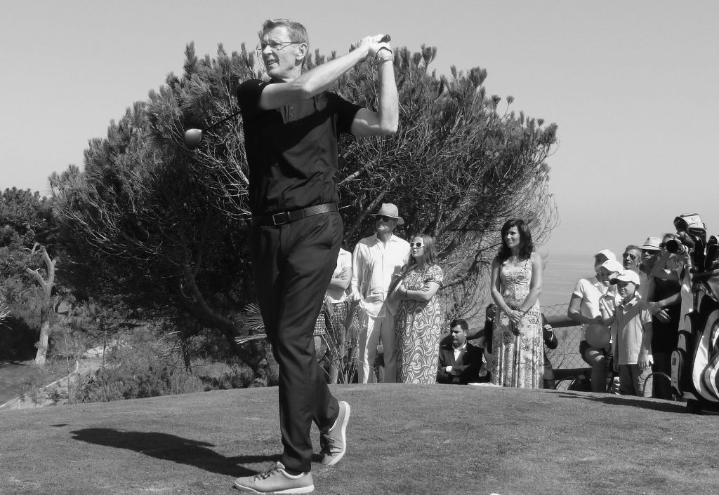 Tony Bennett hots of the par 3 sixth hole in front of a gallery.